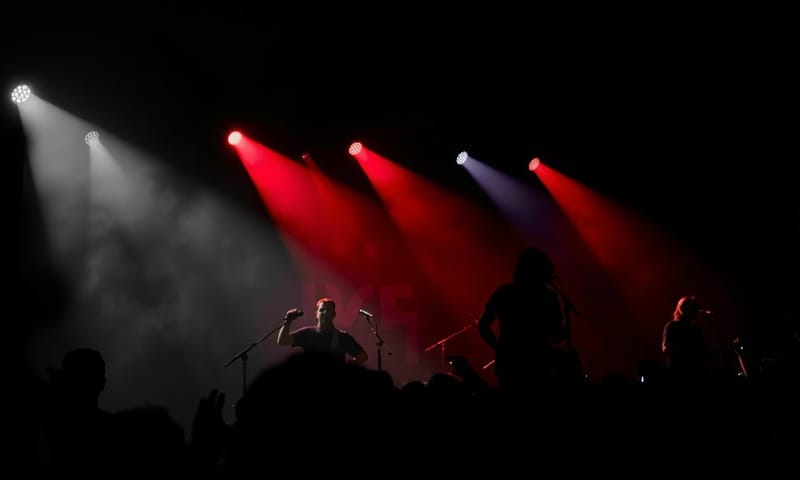 色が破綻したから、いっそモノクロにしたライブ写真